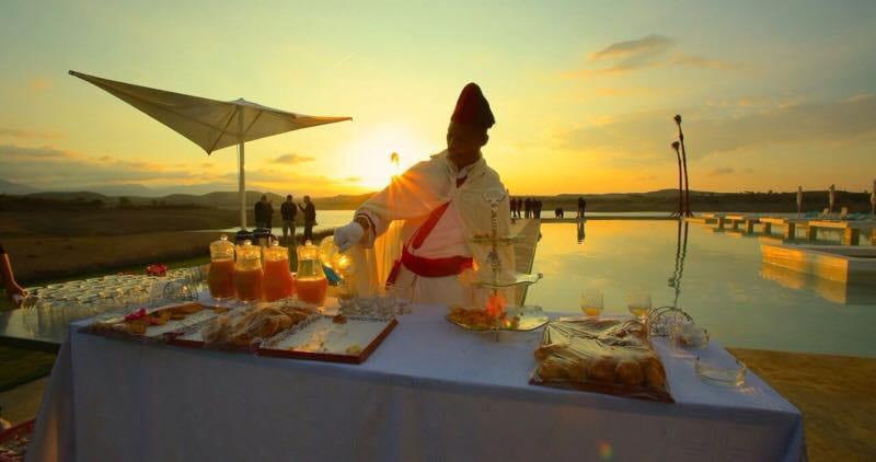 Cocktails au bar au coucher du soleil