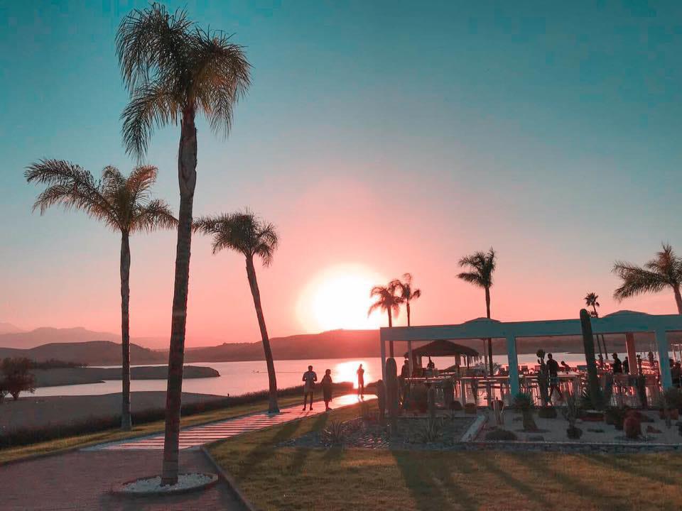 Coucher de soleil sur le lac bordé de palmiers