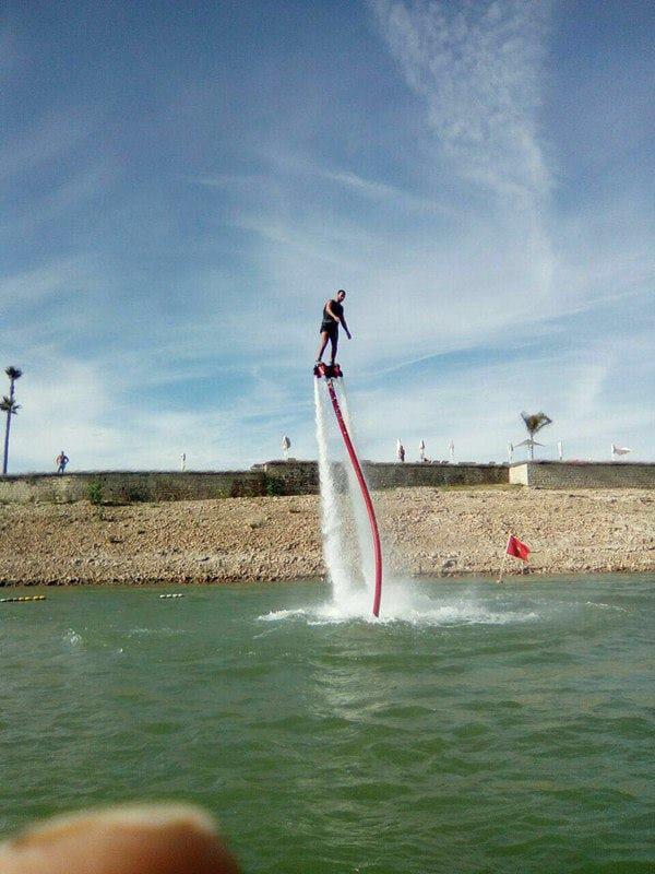 Envol spectaculaire en flyboard