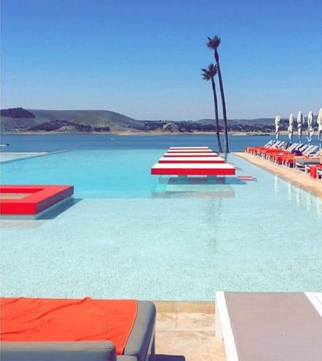 Piscine à débordement et lounge face au lac