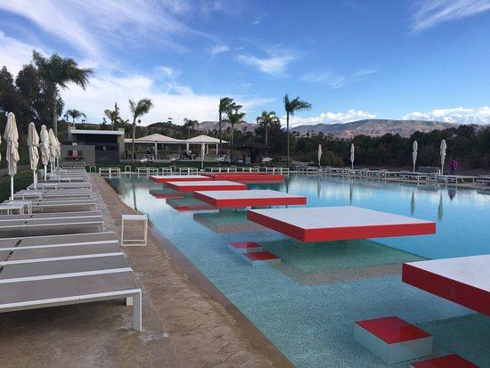 La piscine resort au bord du lac