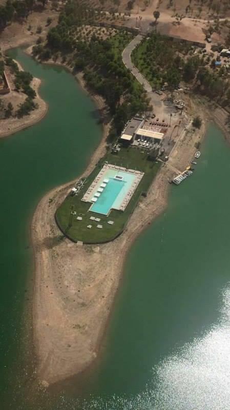 Vue aérienne de la piscine et du lac